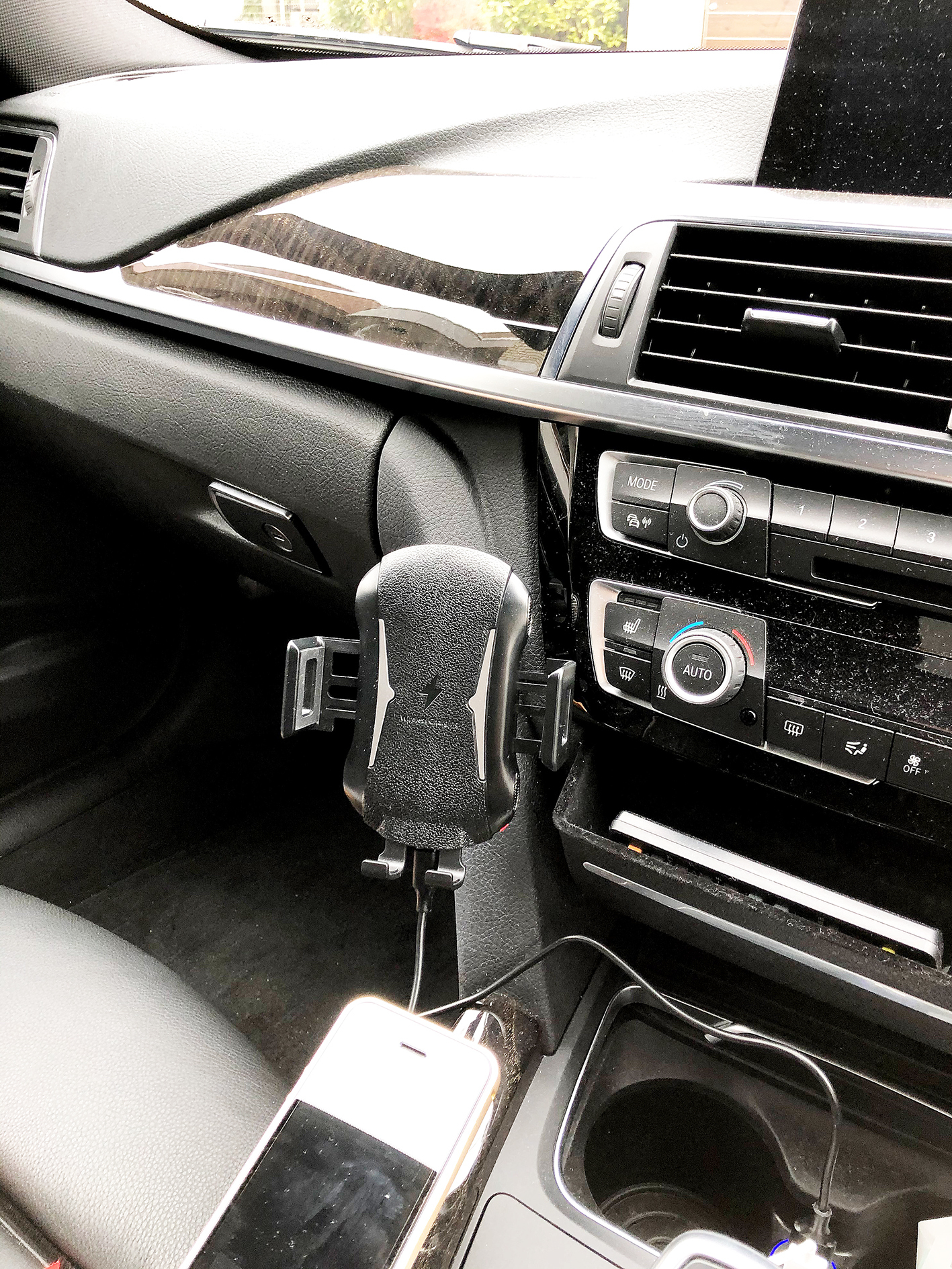 エアコン吹き出し口取り付け用スマートフォンホルダーの改造 貼り付け式に変更 自動車情報局